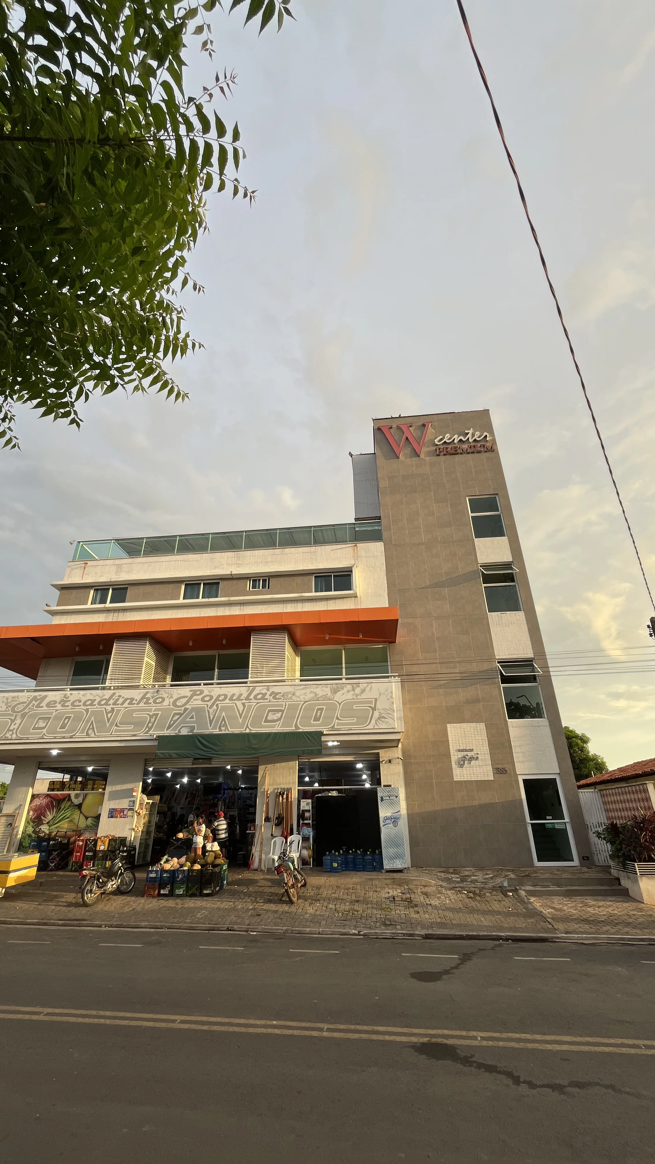Fachada e ambiente principal da Pousada e Restaurante W Center Premium